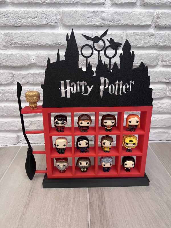 3D принтирана поставка за Kinder фигурки Harry Potter – червена решетка, черна основа и дизайн с куидични обръчи и надпис Harry Potter.