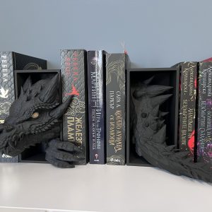 3D декорация за библиотека с дракон, вдъхновена от Буря от оникс, Четвърто крило и Железен пламък на Ребека Ярос. Глава и опашка, изработени от PLA материал и ръчно боядисани.