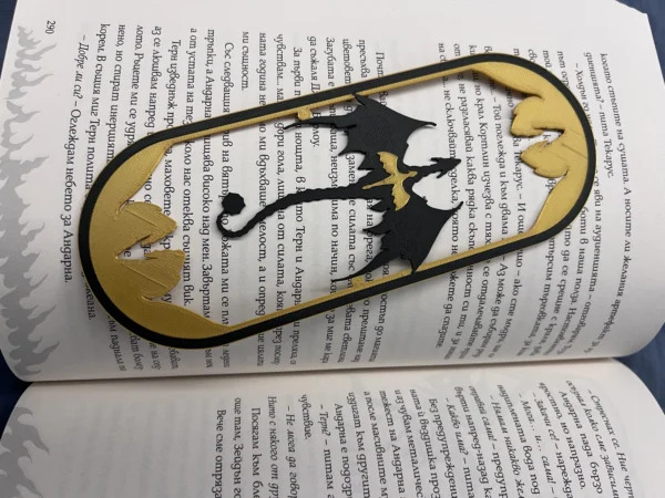 3D книгоразделител, вдъхновен от Fourth Wing, Iron Flame и Onyx Storm, изобразяващ дракон с разперени криле.