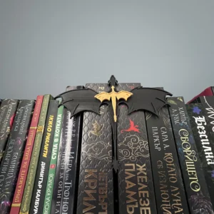 3D печатна драконова декорация за книги, вдъхновена от „Четвърто крило“ и „Железен пламък“.