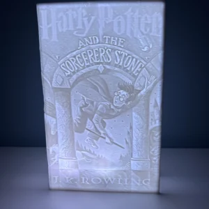 Фронтален изглед на 3D литофанова книга 'Хари Потър и Философският камък' с осветление.