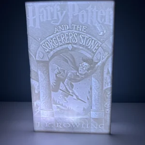 Заден изглед на 3D литофанова книга 'Хари Потър и Философският камък' с изображение на Дъмбълдор и сова.