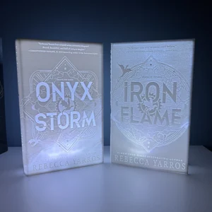 3D принтирани литофан книги Iron Flame и Onyx Storm, светещи