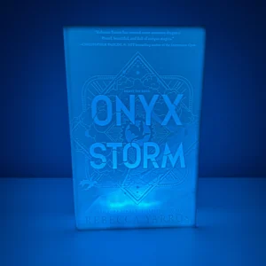 Предна страна на 3D печатна литофанна книга "Onyx Storm"