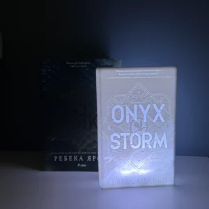 3D осветена книга литофан "Onyx Storm" - до истинската книга