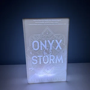 Изглед на 3D печатна литофанна книга "Onyx Storm"
