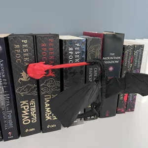 3D принтирана фигурка на дракон, декорираща етажерка с книги